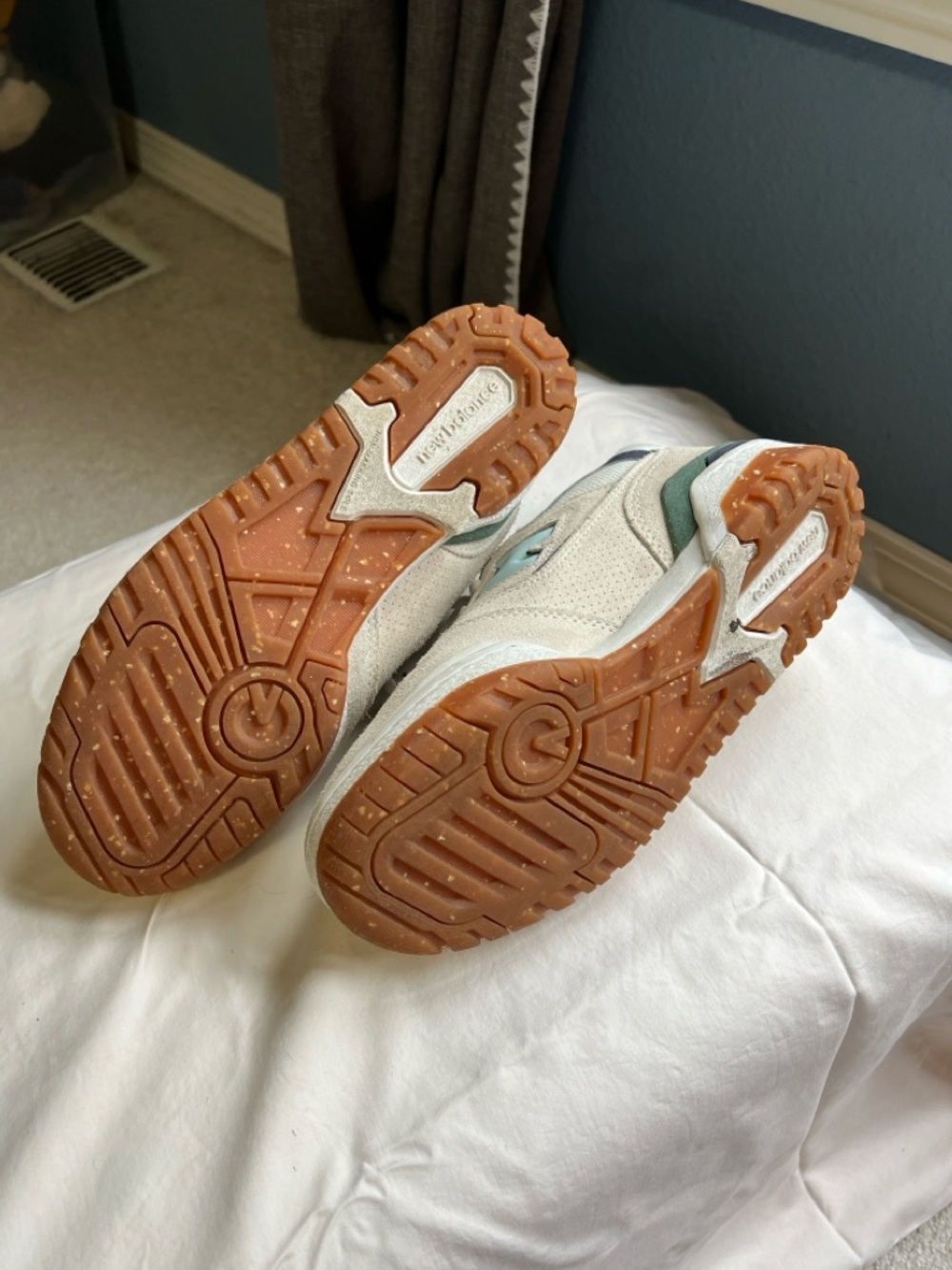 New Balance 550 Sneaker Cream with Teal accents - Picture 5 of 8